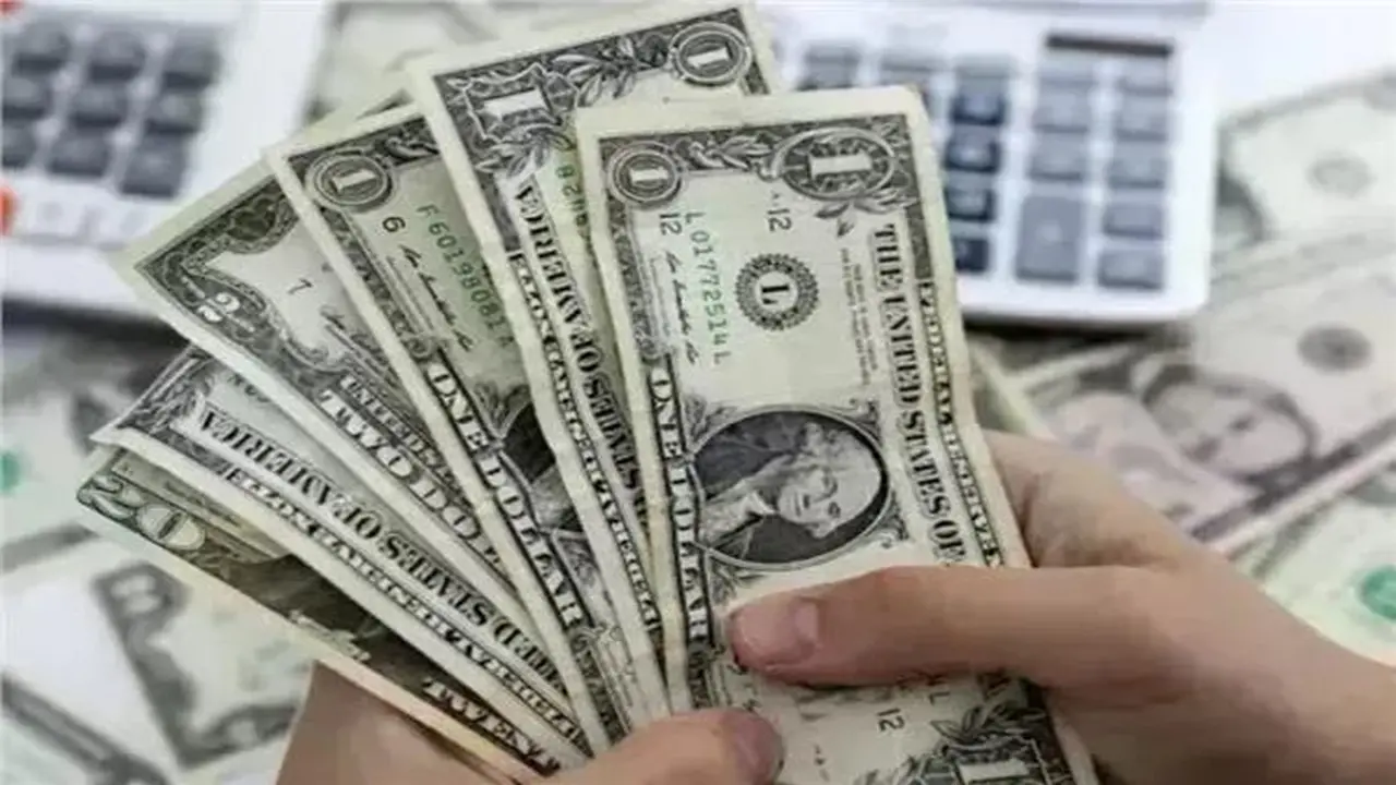 الدولار يقترب من حاجز 53 جنيها وتوقعات بتراجعه أمام العملة المحلية المصرية